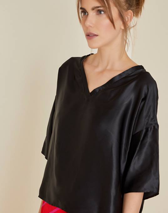 Manila Grace ملابس نحيف أسود بلوزة حريرية برقبة على شكل حرف V Z2TJ214