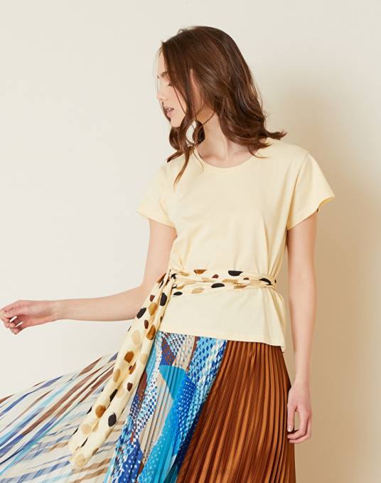 Manila Grace ملابس نحيف البيج الرملي تي شيرت من القطن بتفاصيل نقاط متباينة Z2TJ180