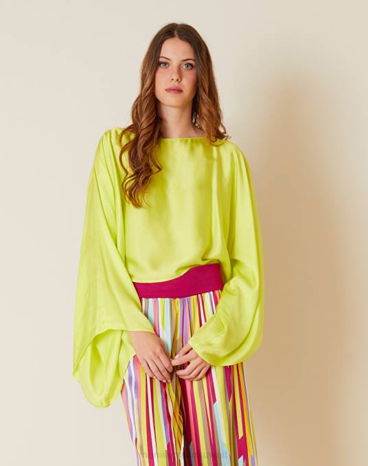 Manila Grace ملابس نحيف الأخضر الحمضي بلوزة بلون خالص من الساتان الفسكوز اللامع Z2TJ193